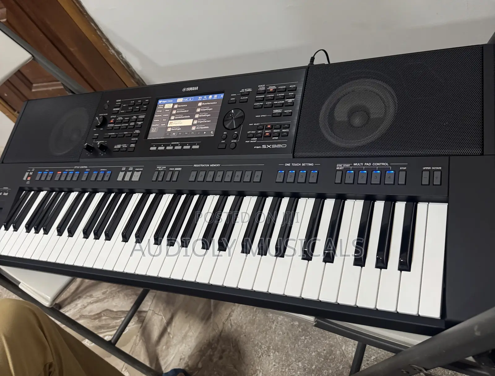 Yamaha PSR SX 920 61-Keys Arranger Workstation Keyboard