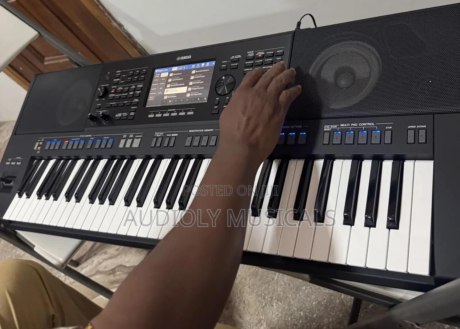 Yamaha PSR SX 920 61-Keys Arranger Workstation Keyboard