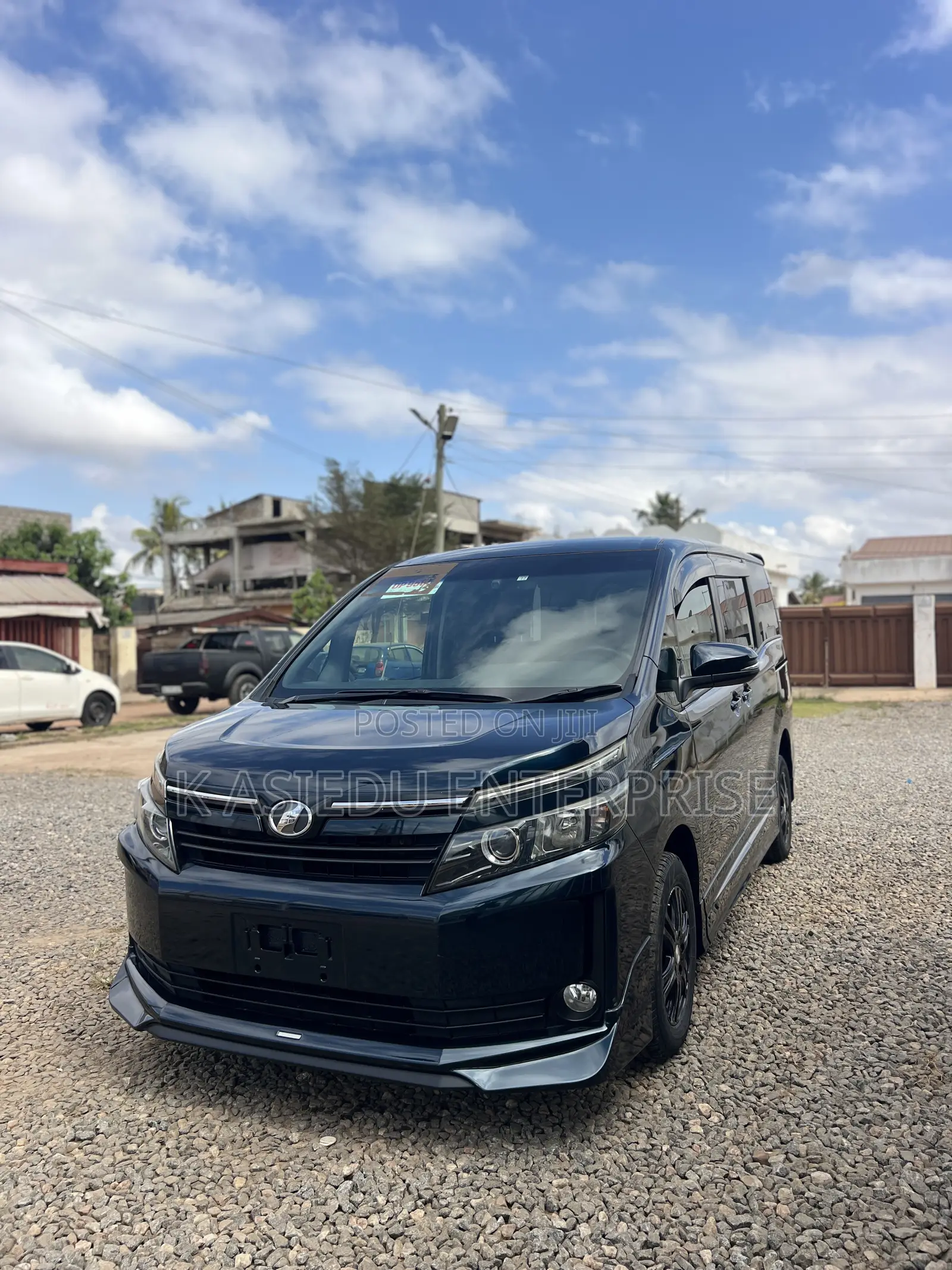 Toyota Voxy X 4WD 8-Seater 2015 White