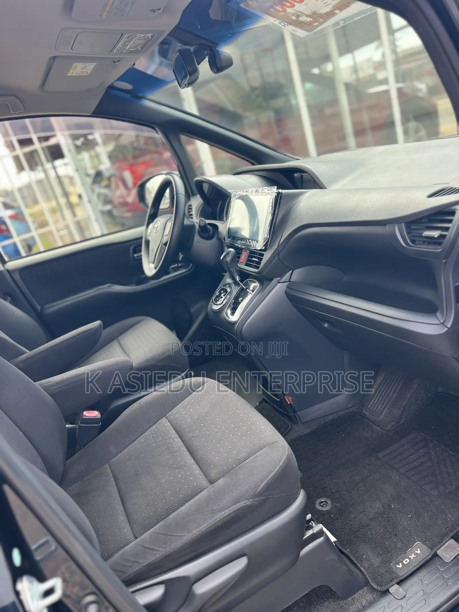 Toyota Voxy X 4WD 8-Seater 2015 White
