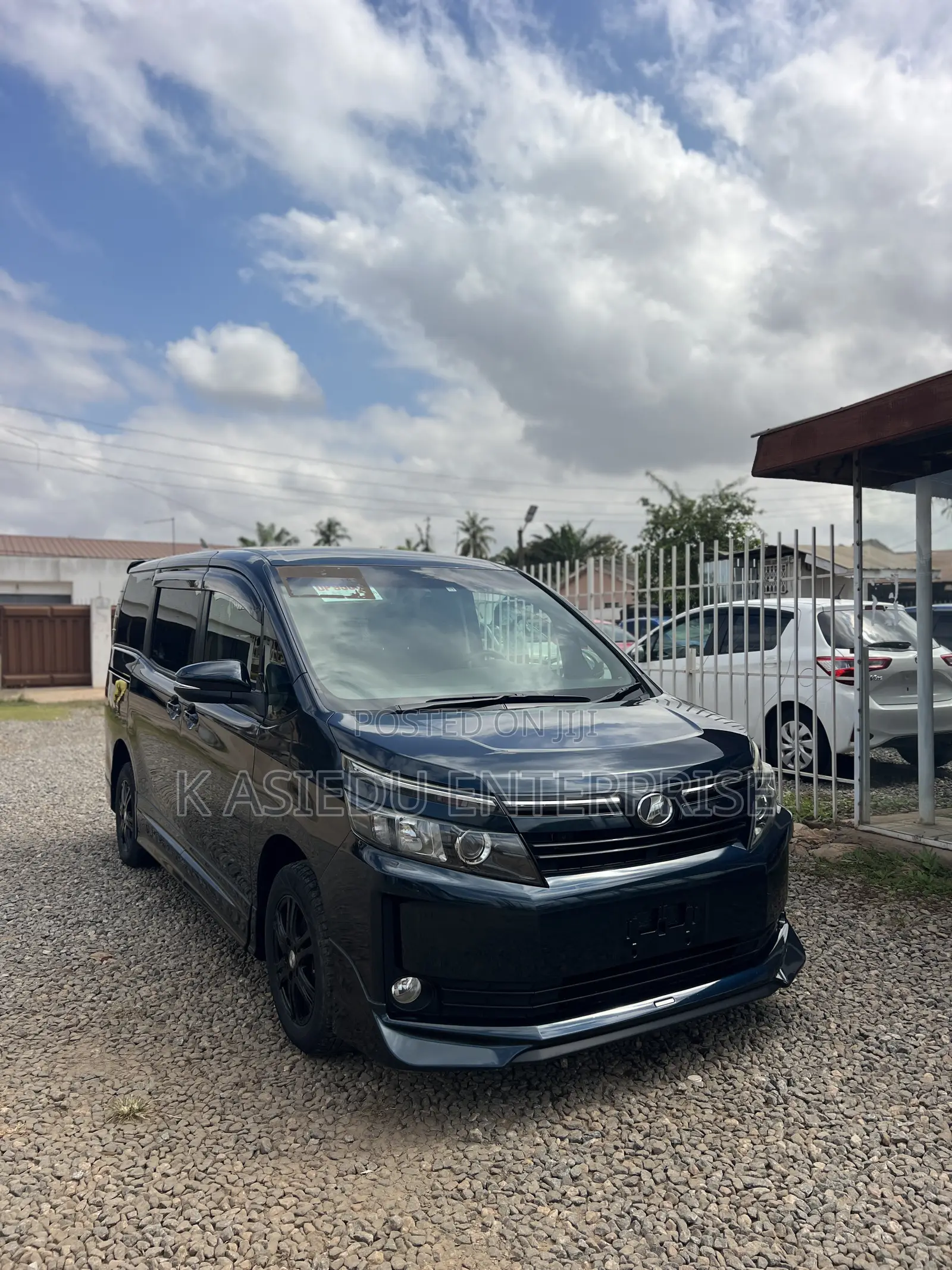 Toyota Voxy X 4WD 8-Seater 2015 White