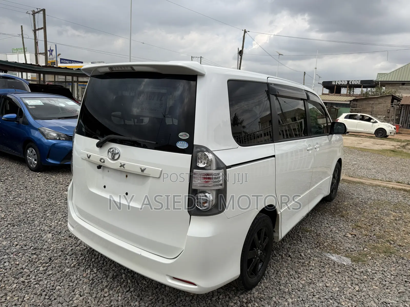Toyota Voxy V 2WD 8-Seater 2010 White