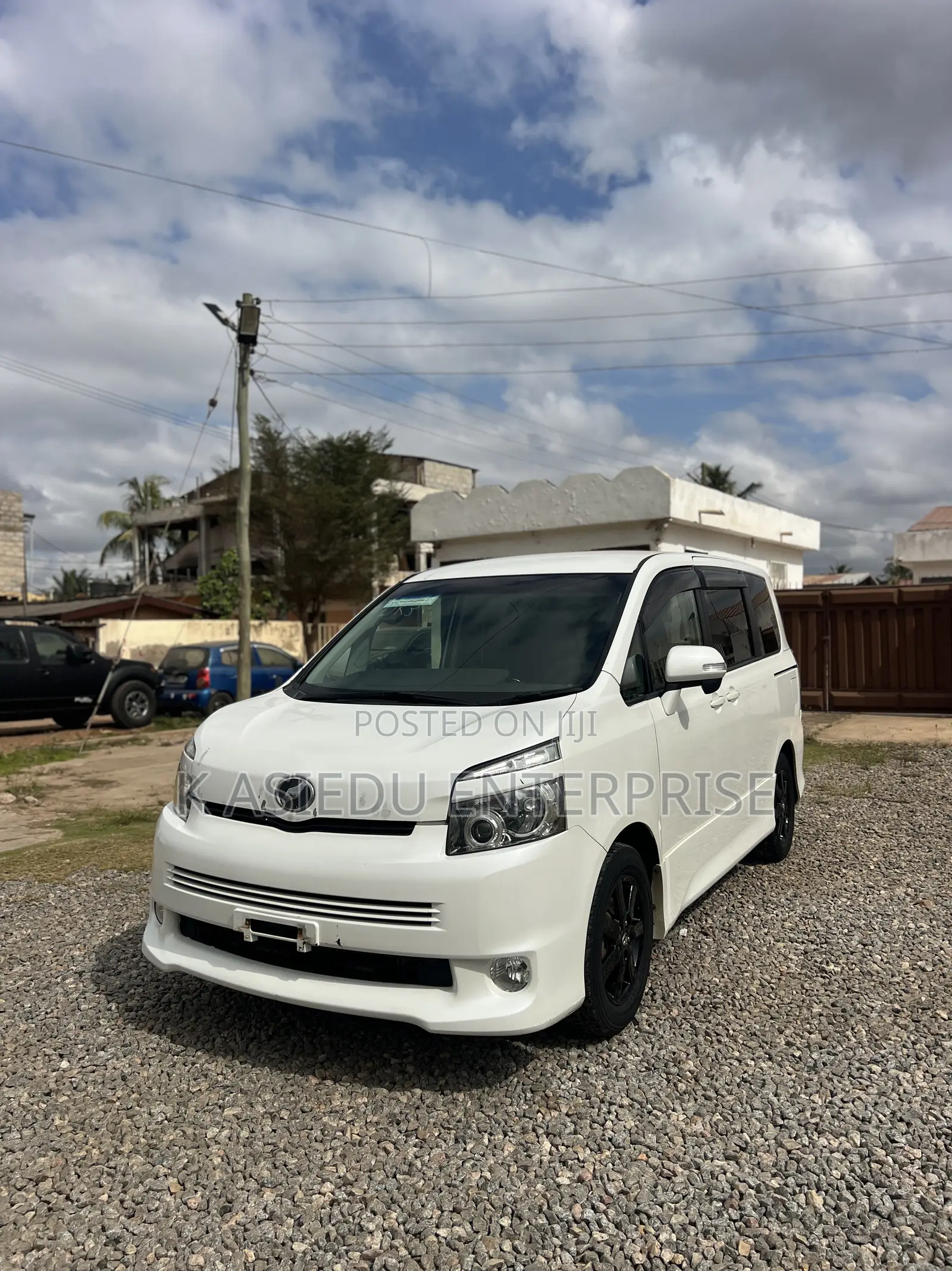 Toyota Voxy V 4WD 8-Seater 2011 White