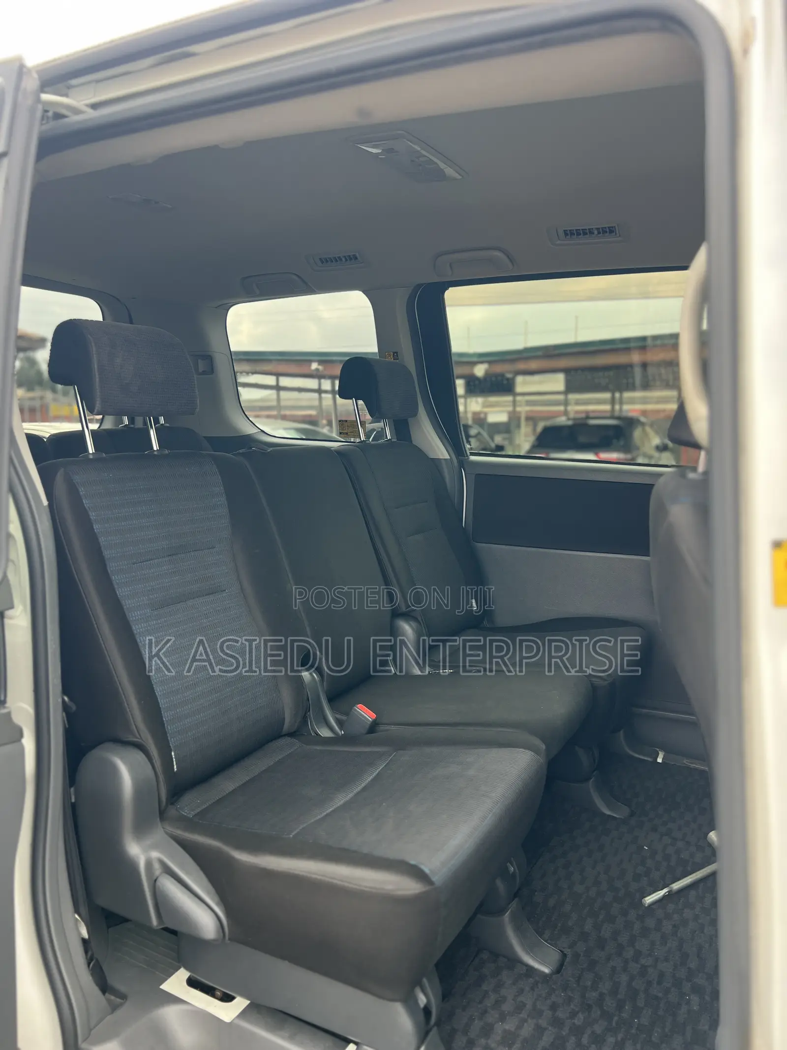 Toyota Voxy V 4WD 8-Seater 2011 White