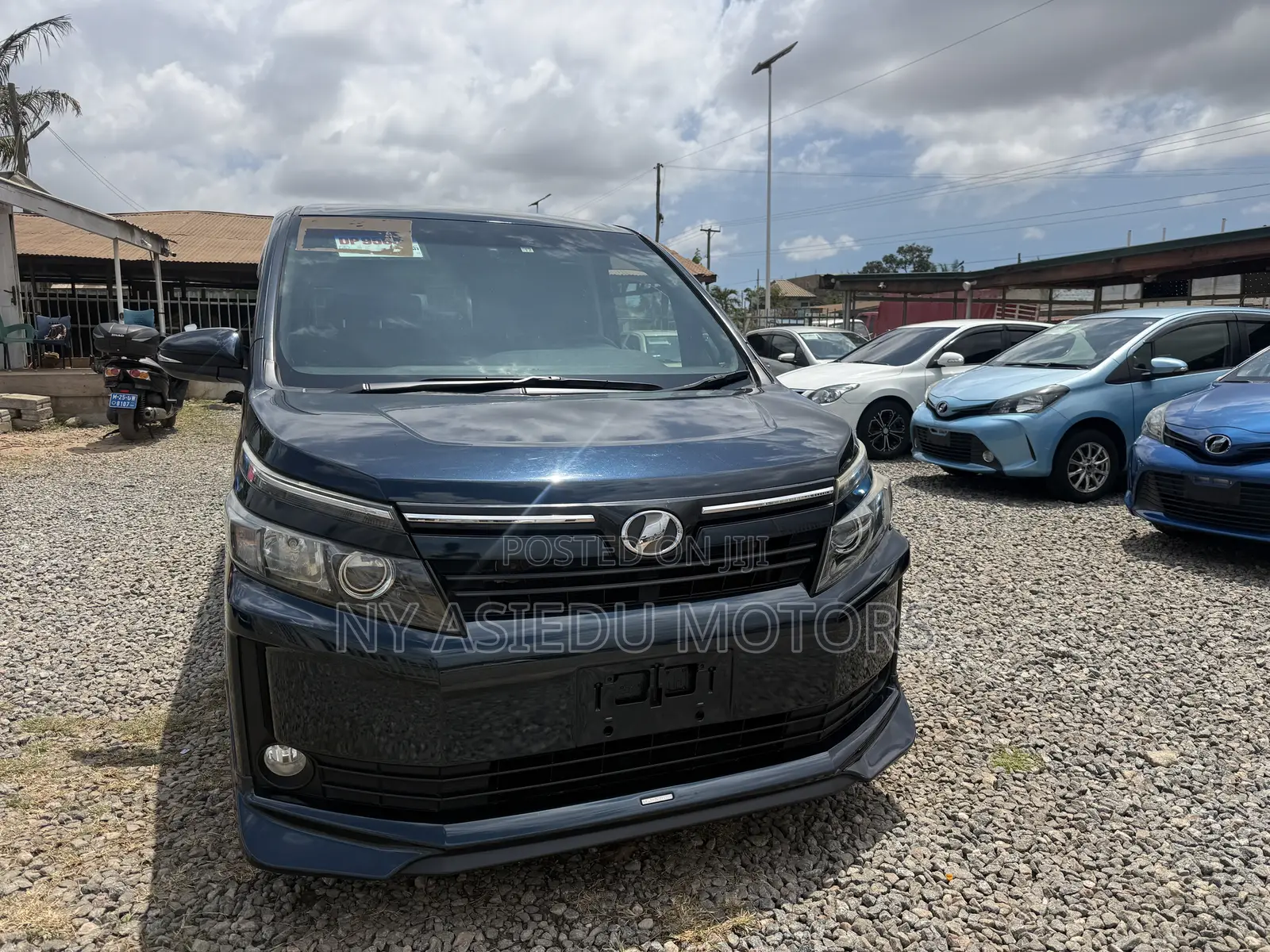 Toyota Voxy V 2WD 8-Seater 2014 White