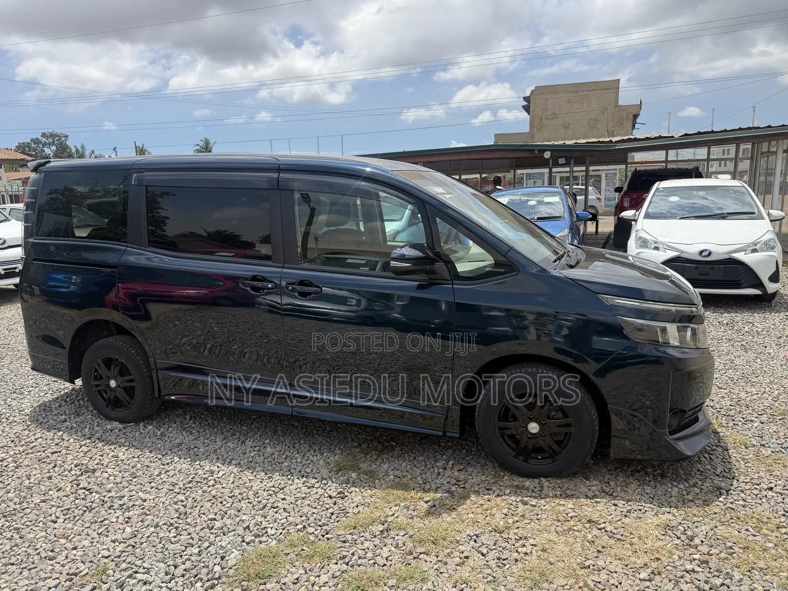 Toyota Voxy V 2WD 8-Seater 2014 White