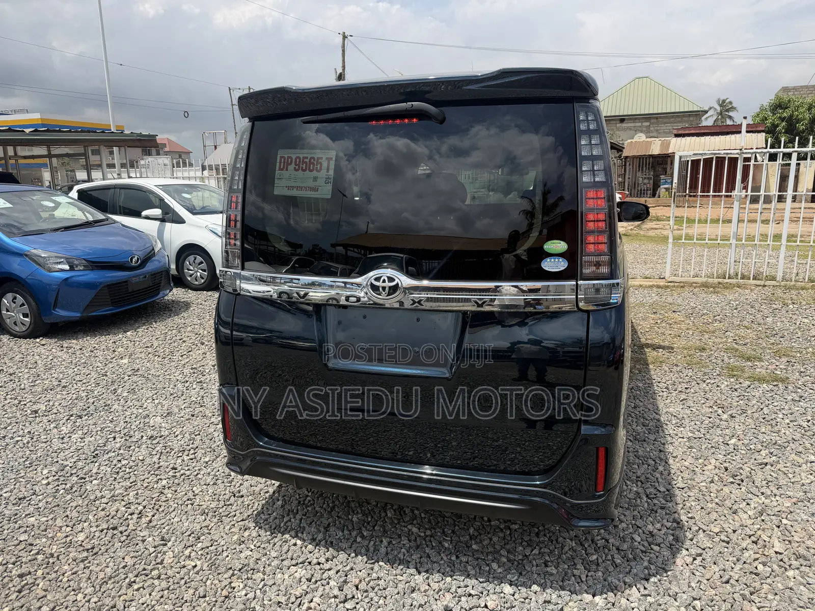 Toyota Voxy V 2WD 8-Seater 2014 White