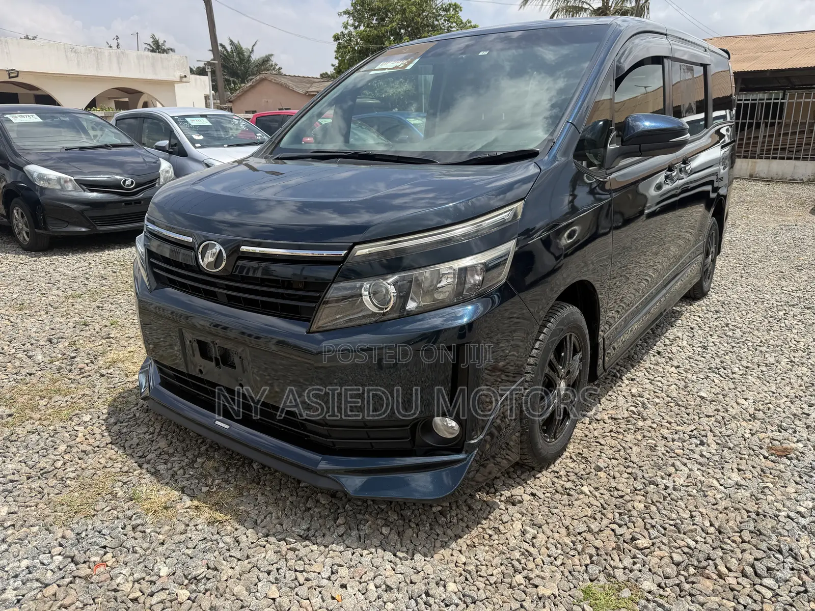 Toyota Voxy V 2WD 8-Seater 2014 White