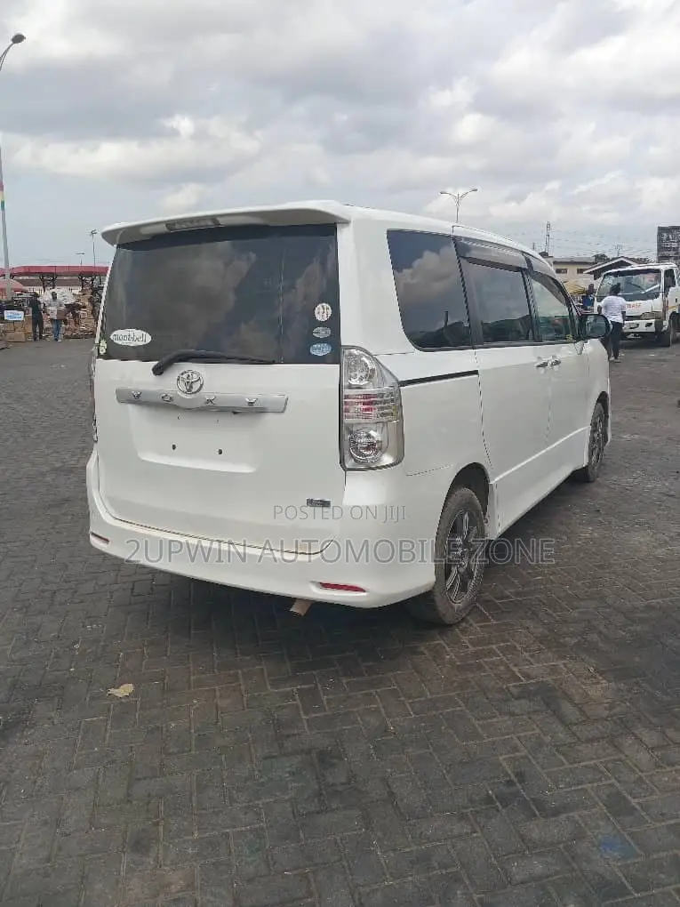 Toyota Voxy 2013 White