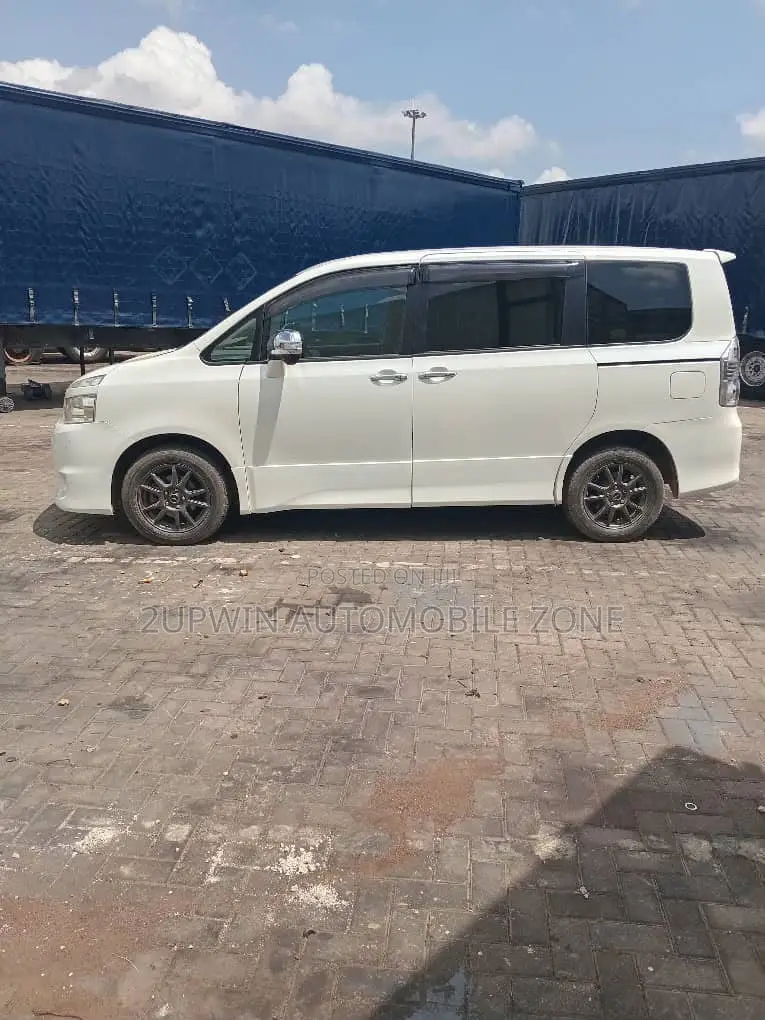 Toyota Voxy 2013 White