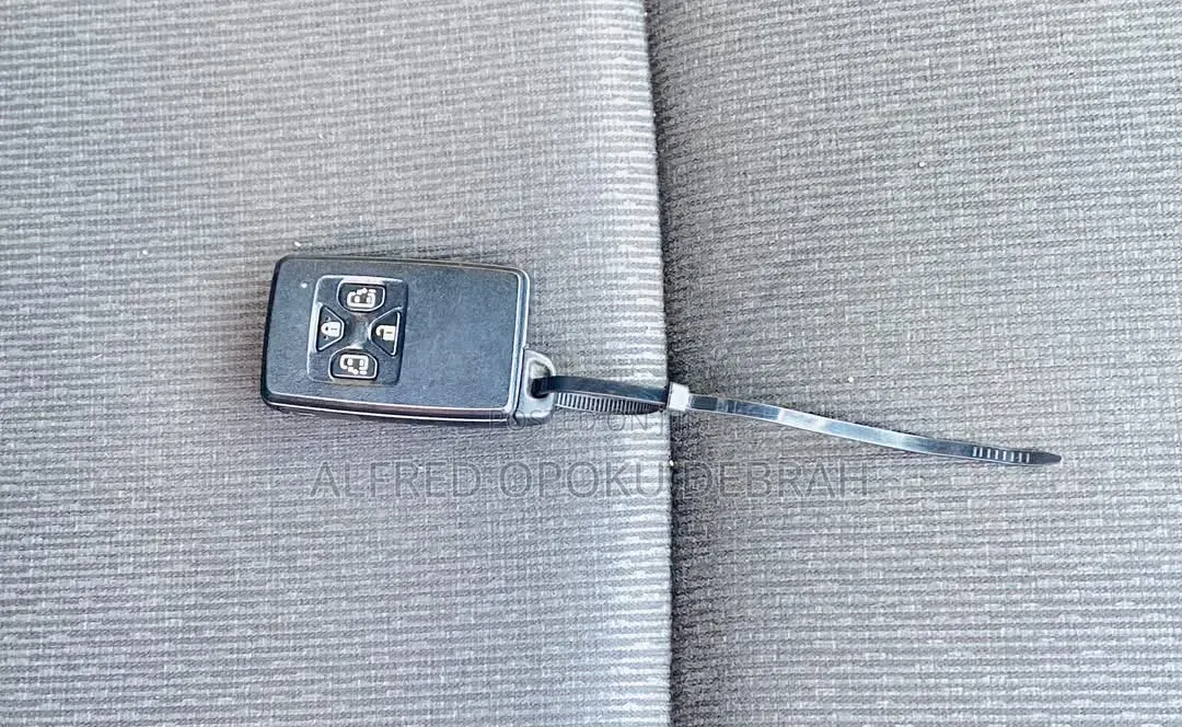 Toyota Voxy V 4WD 8-Seater 2013 Silver