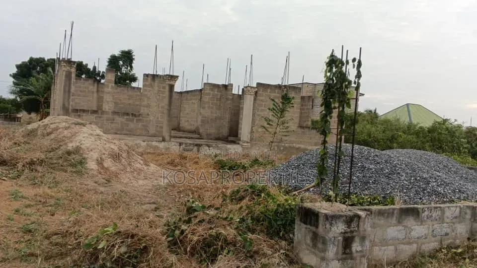 4bdrm House in Dodowa Afianya Road, Police Station for sale