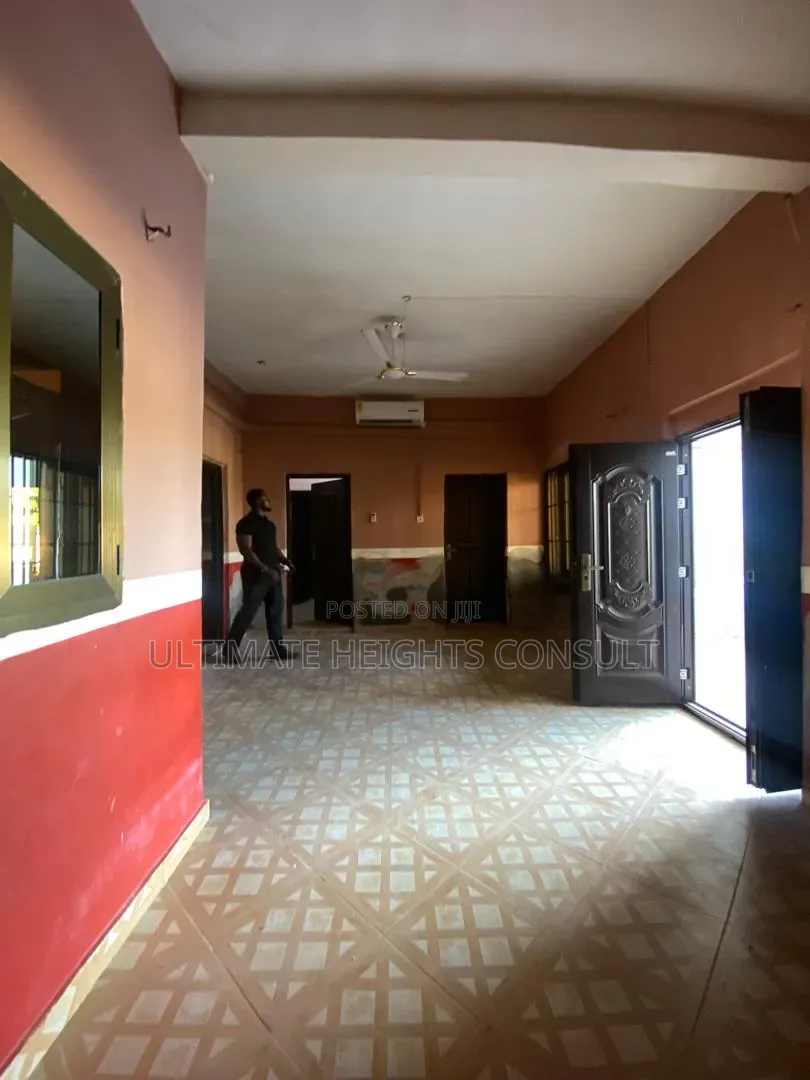 2bdrm Apartment in Lapaz, Nyanmekye for rent