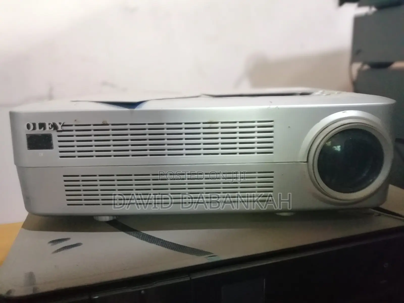 Oley Projector With Projecting Screen