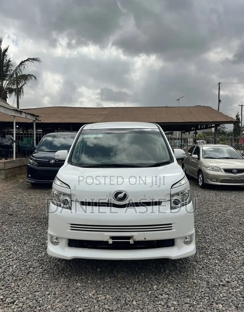 Toyota Voxy V 2WD 8-Seater 2013 White
