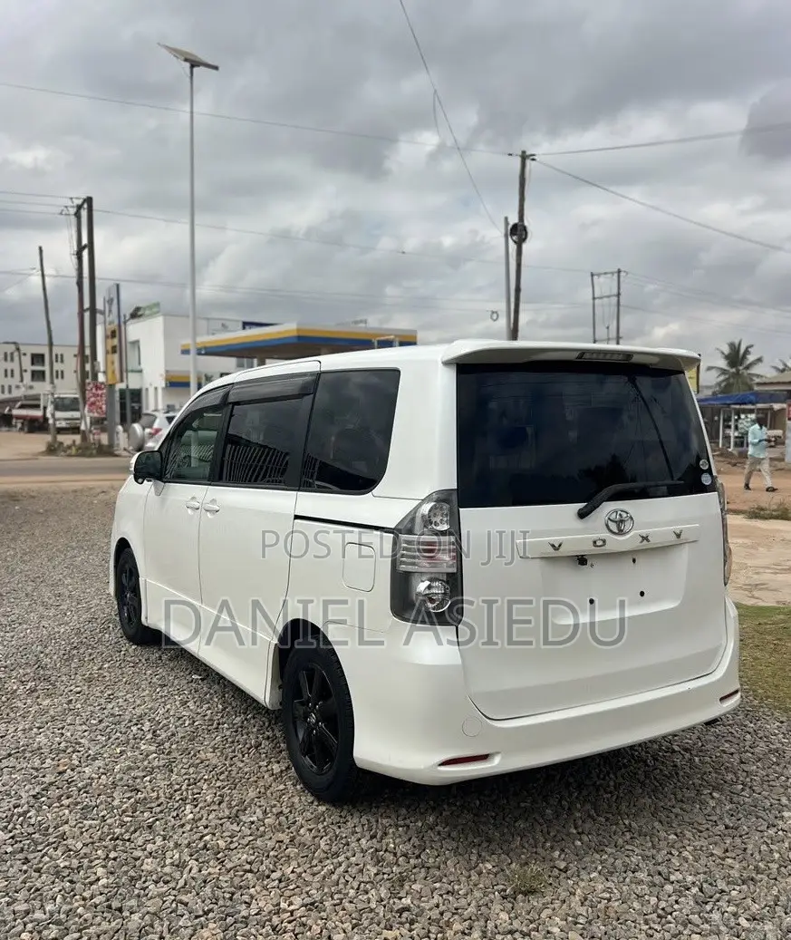 Toyota Voxy V 2WD 8-Seater 2013 White
