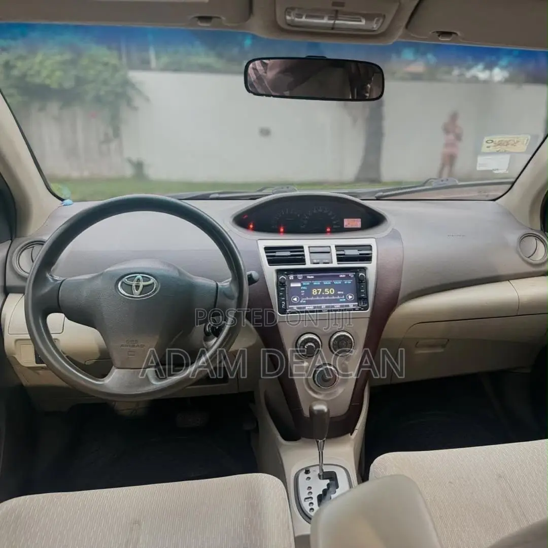 Toyota Yaris Base Sedan 4dr 2011 Blue