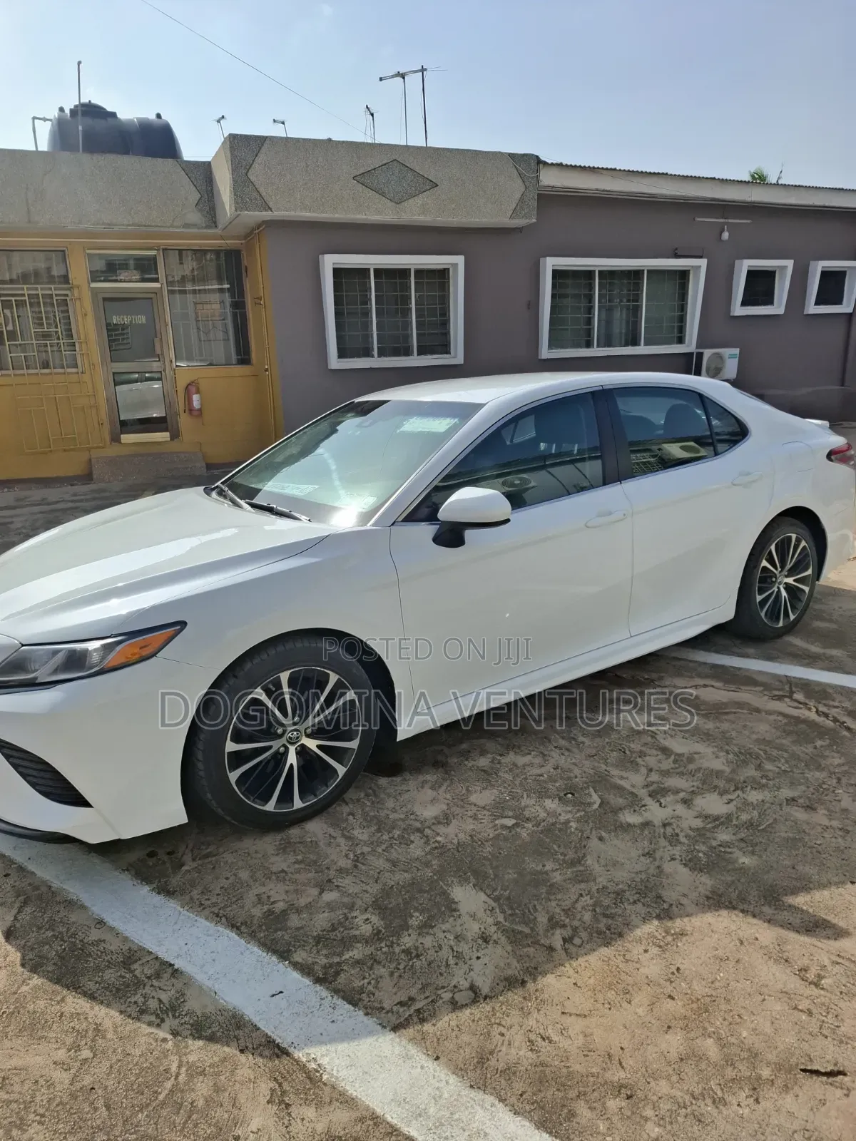 Toyota Camry SE FWD (2.5L 4cyl 8AM) 2018 White