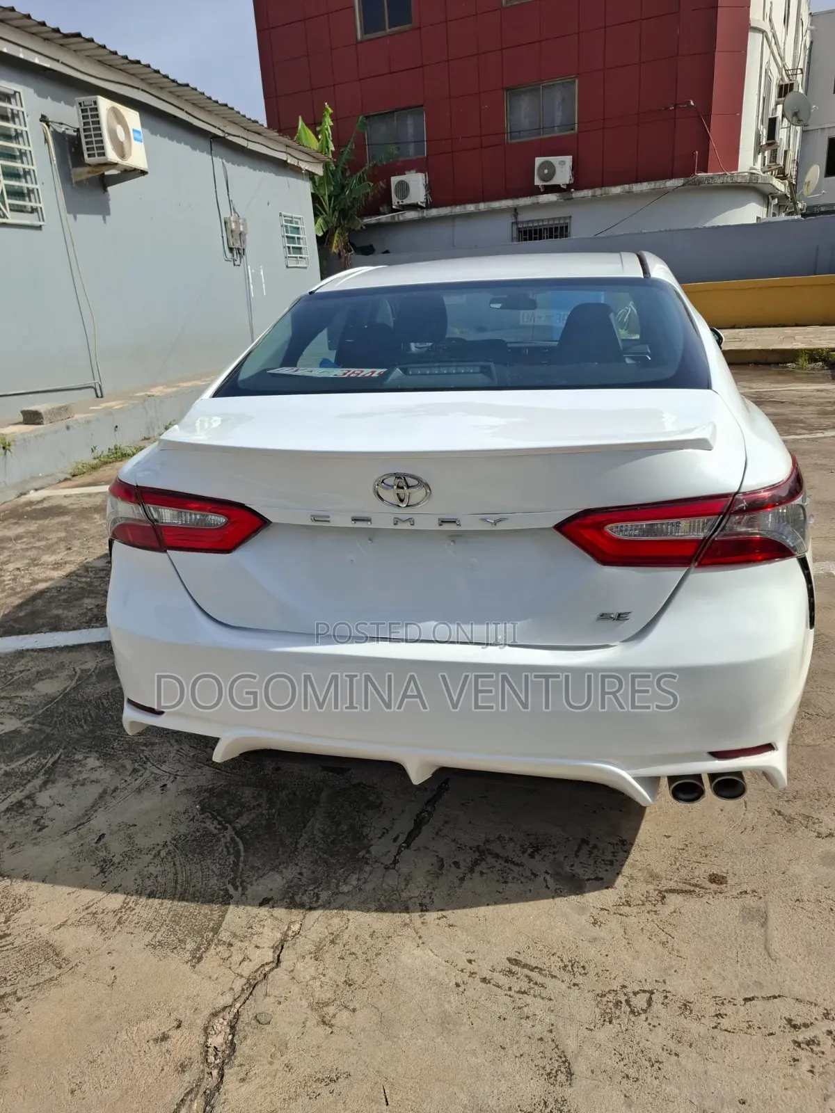 Toyota Camry SE FWD (2.5L 4cyl 8AM) 2018 White