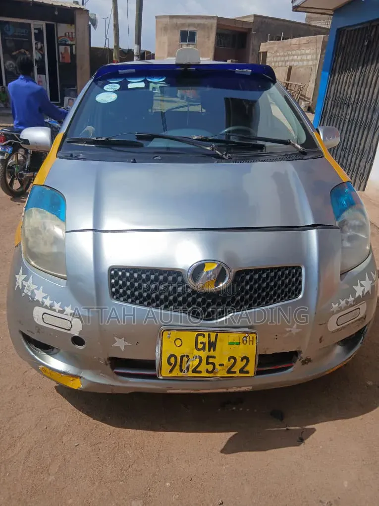 Toyota Vitz 2010 Silver