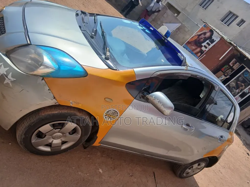 Toyota Vitz 2010 Silver