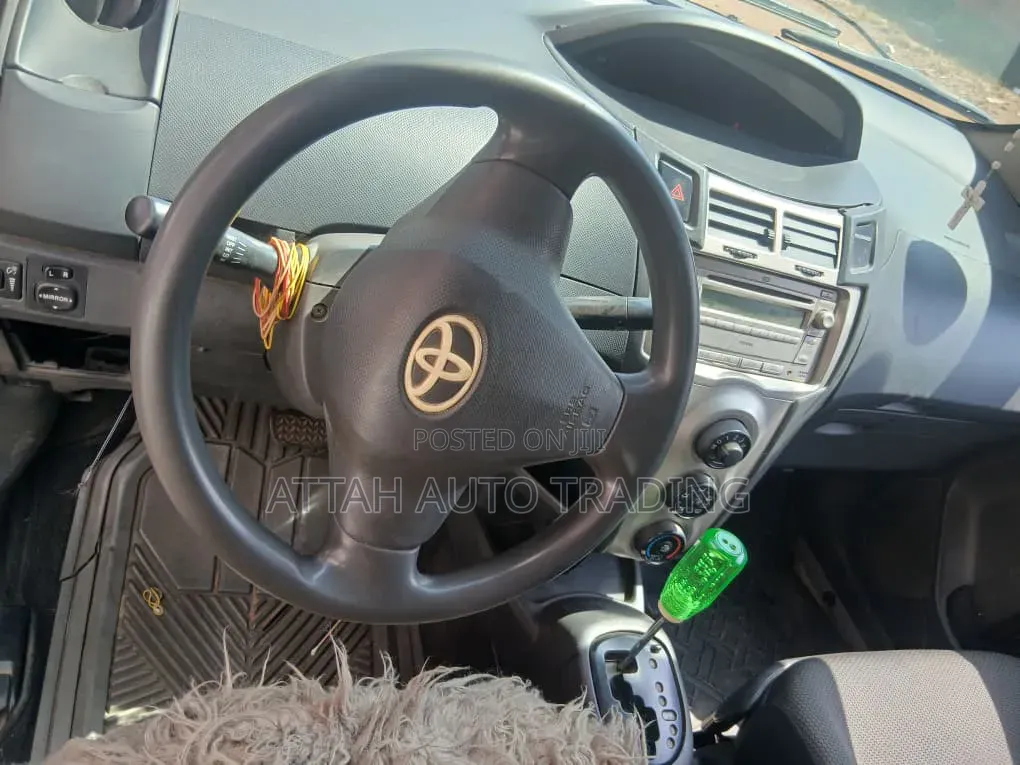 Toyota Vitz 2010 Silver
