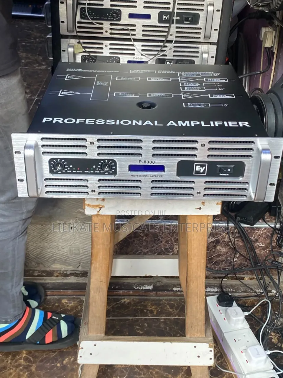 EV E-8300 Powered Amplifier
