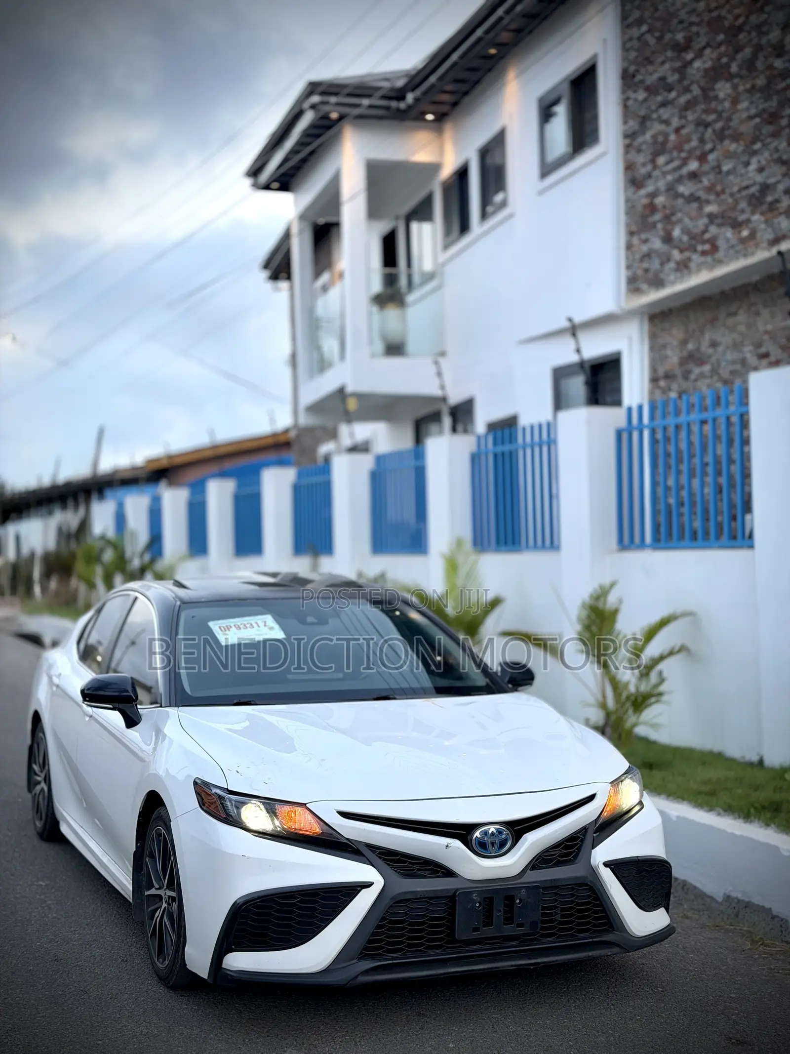 Toyota Camry Hybrid SE 2023 White
