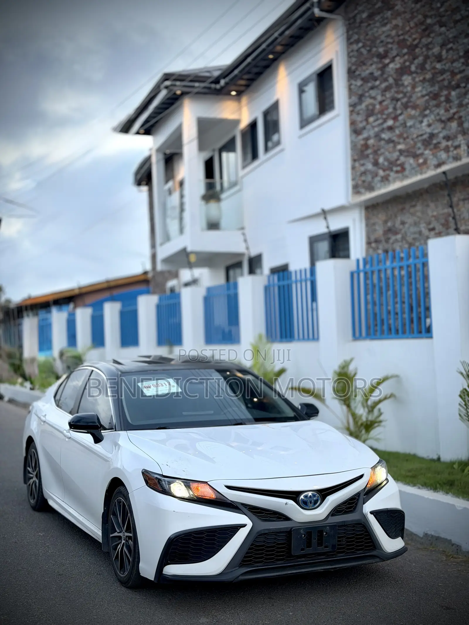 Toyota Camry Hybrid SE 2023 White