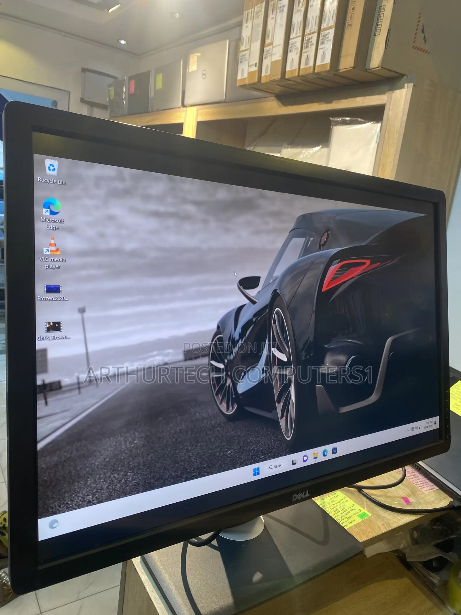 Dell Flat Panel Monitor 2K Resolution 30 Inches