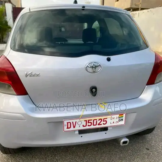 Toyota Vitz 2010 Silver