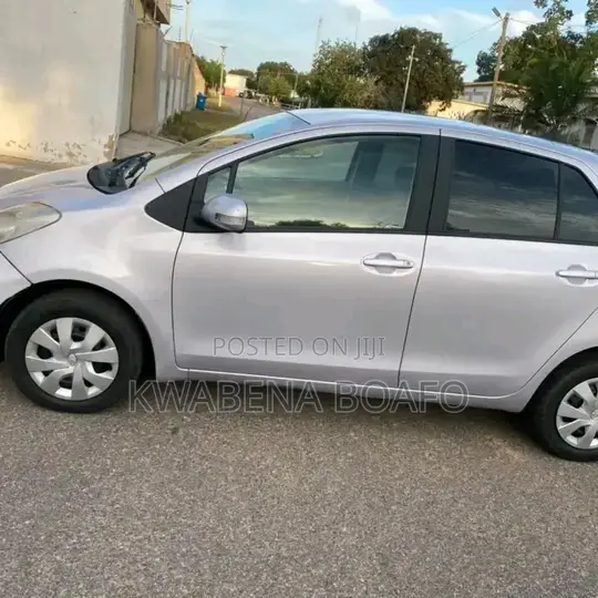 Toyota Vitz 2010 Silver