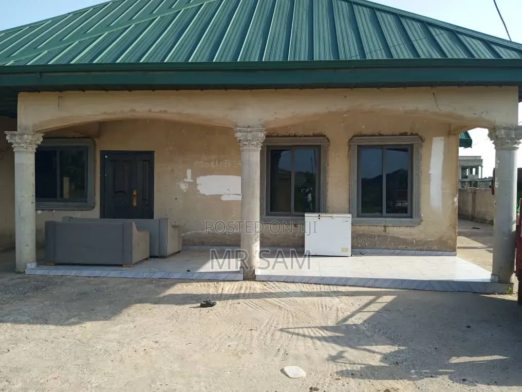 5bdrm House in Sam Properties, Amasaman for sale
