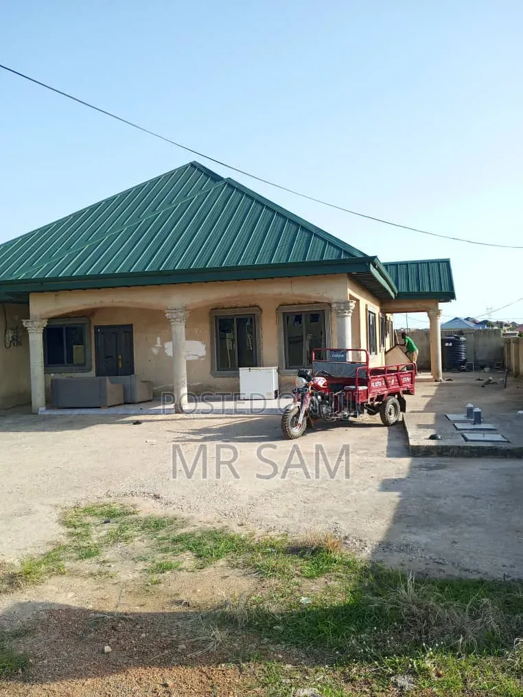 5bdrm House in Sam Properties, Amasaman for sale