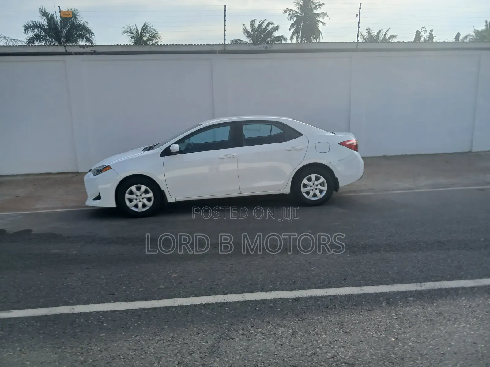 Toyota Corolla LE (1.8L 4cyl 2A) 2019 White