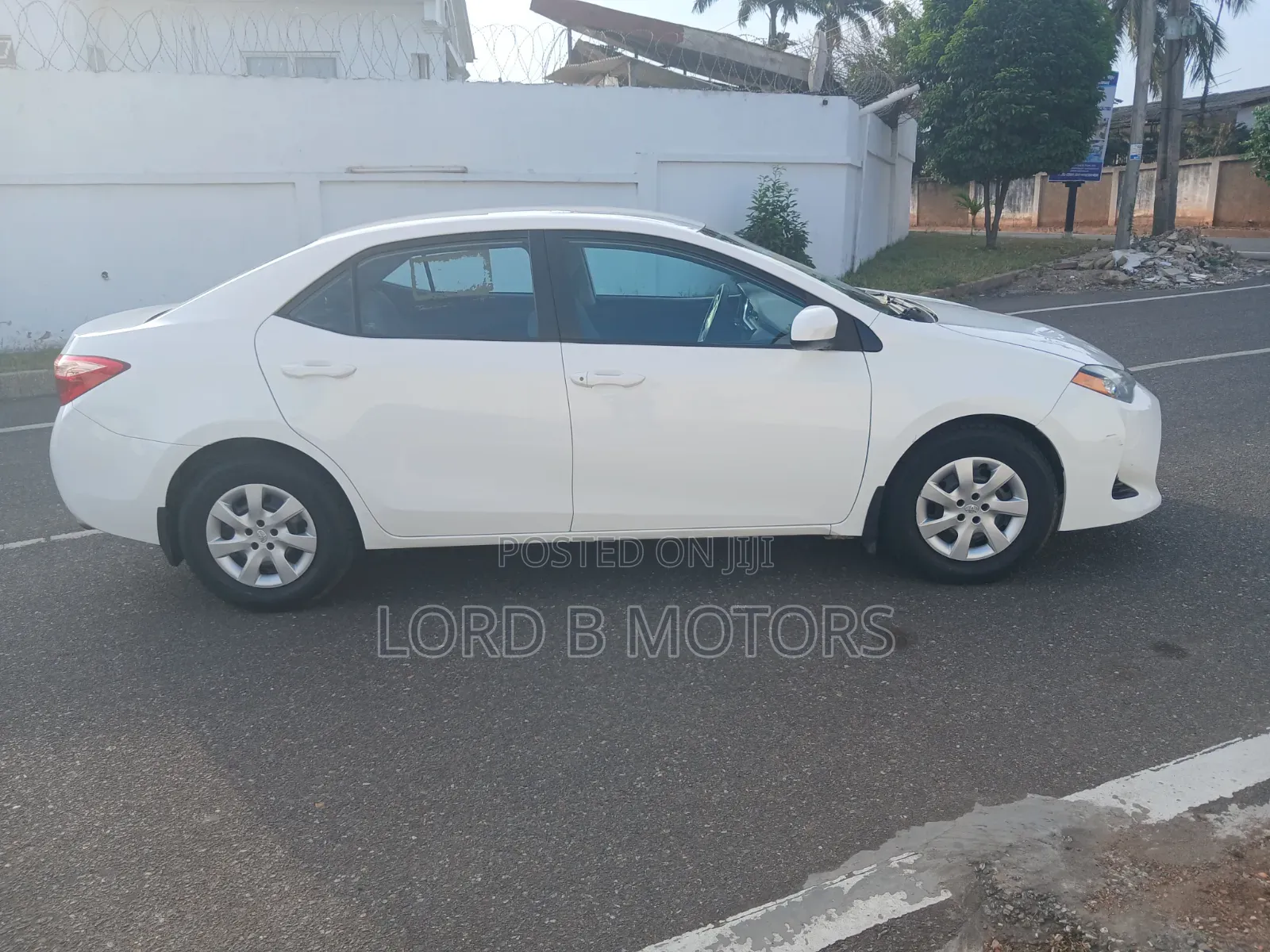 Toyota Corolla LE (1.8L 4cyl 2A) 2019 White