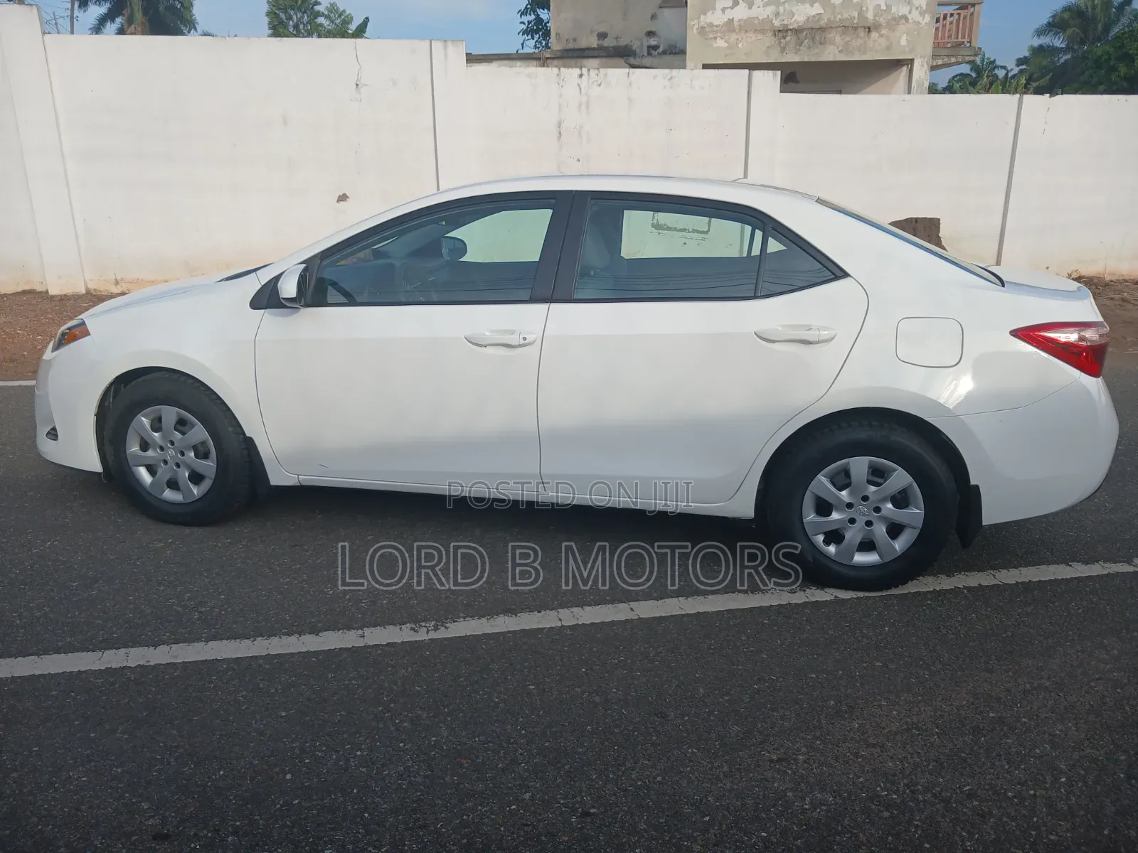 Toyota Corolla LE (1.8L 4cyl 2A) 2019 White