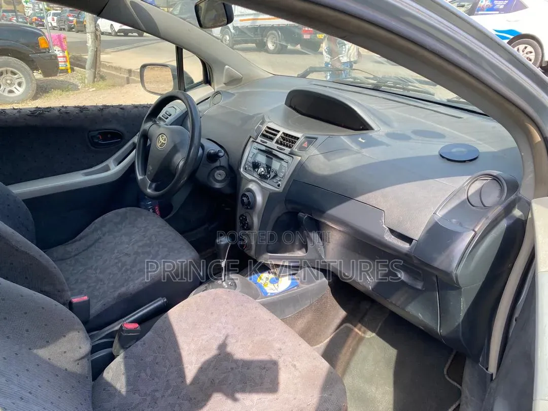 Toyota Vitz 1.3 AWD 3dr 2010 Gray