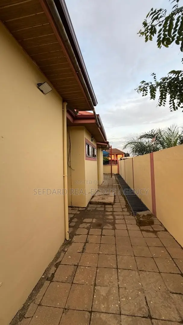 3bdrm House in Sefdard Properties, Amasaman for sale