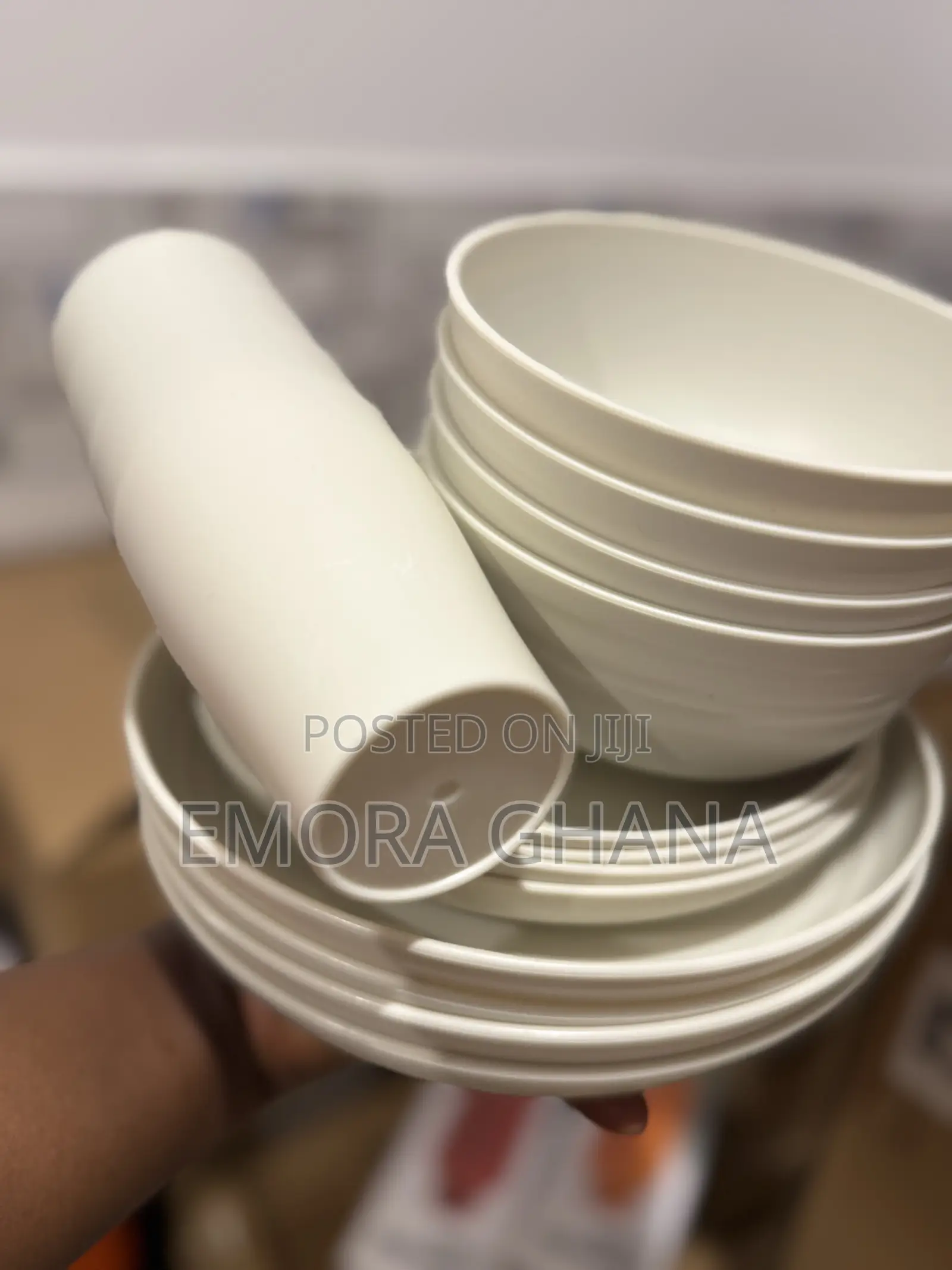 16 Pieces Plastic Tableware Bowls, Plates and Cups