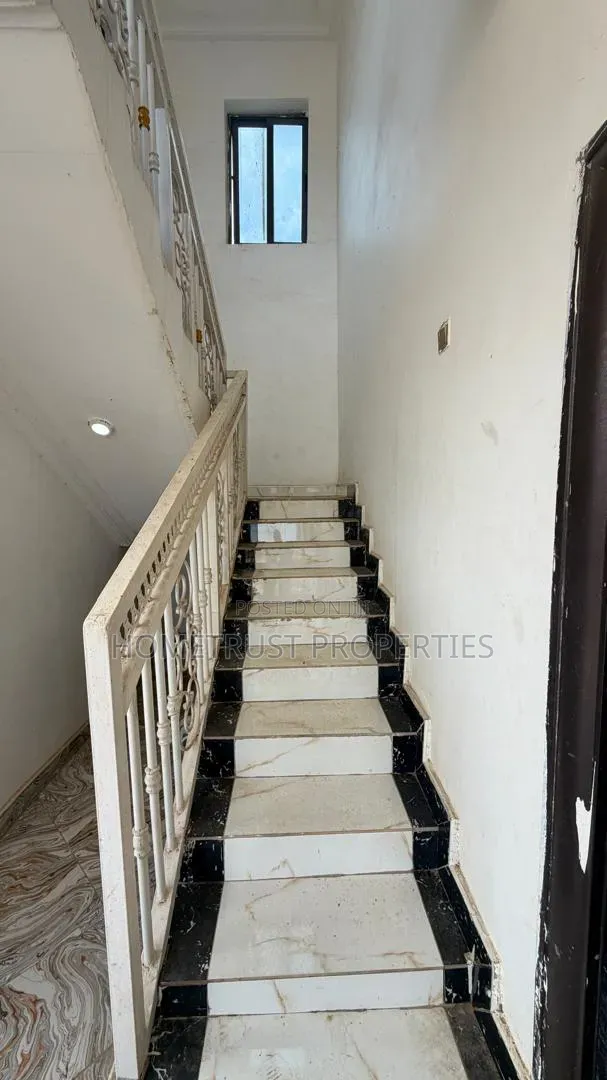 4bdrm Duplex in Amasaman Obeyieyie for sale