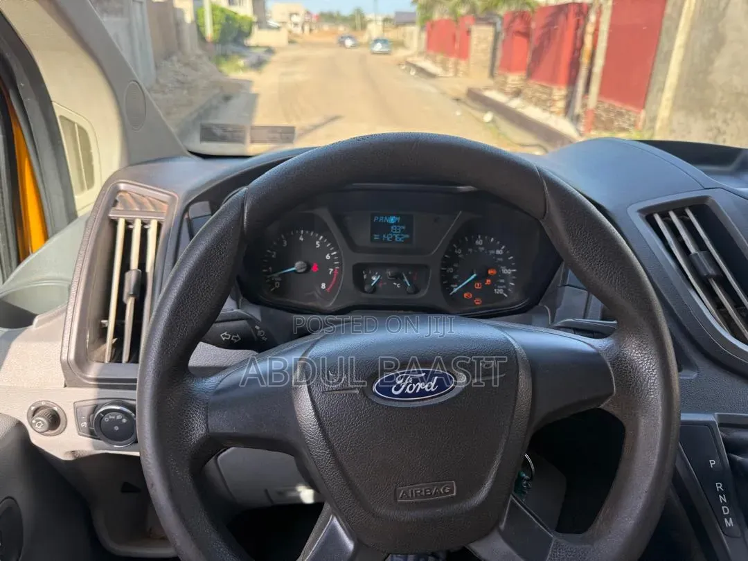 Ford E-150 2017 Yellow