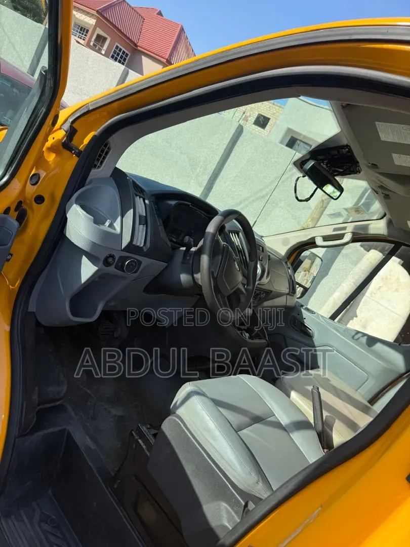 Ford E-150 2017 Yellow
