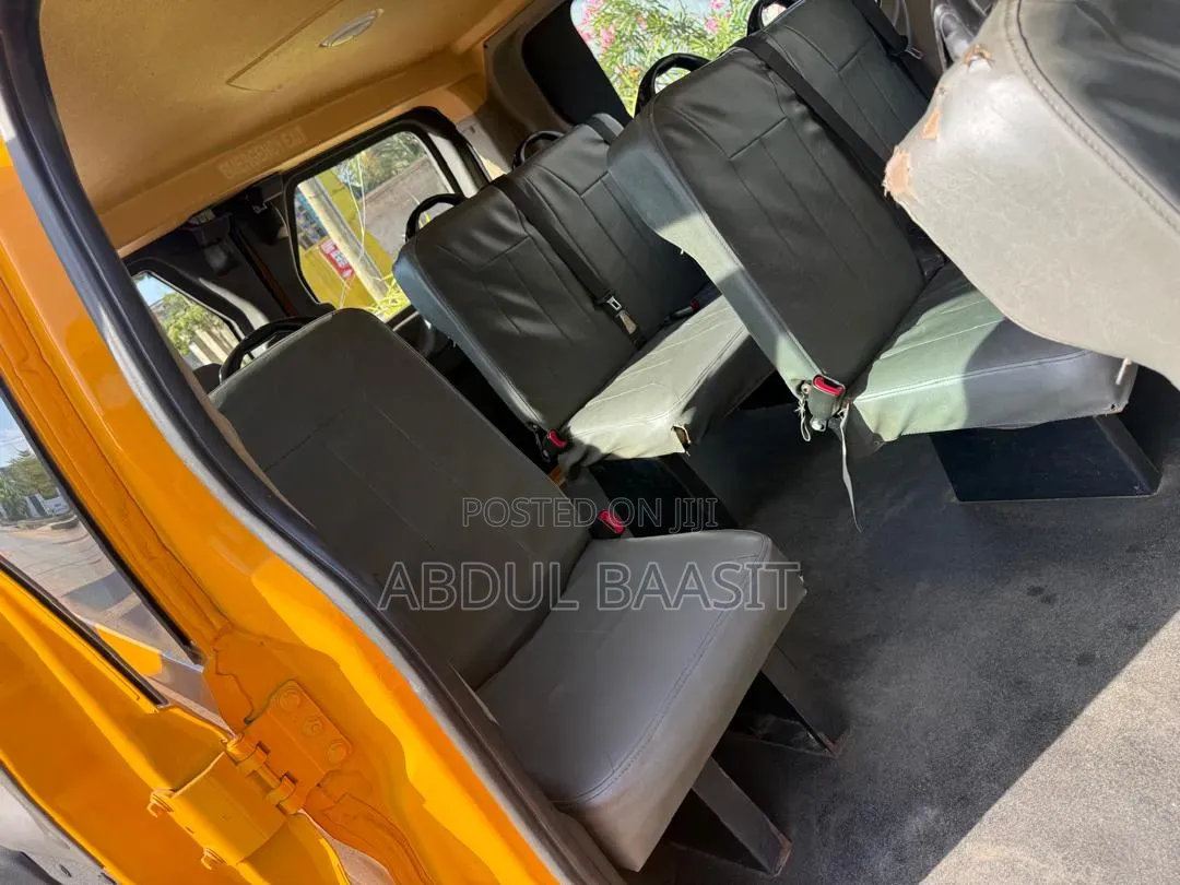 Ford E-150 2017 Yellow