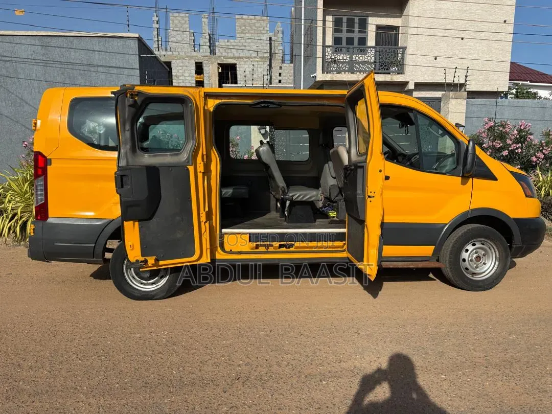 Ford E-150 2017 Yellow