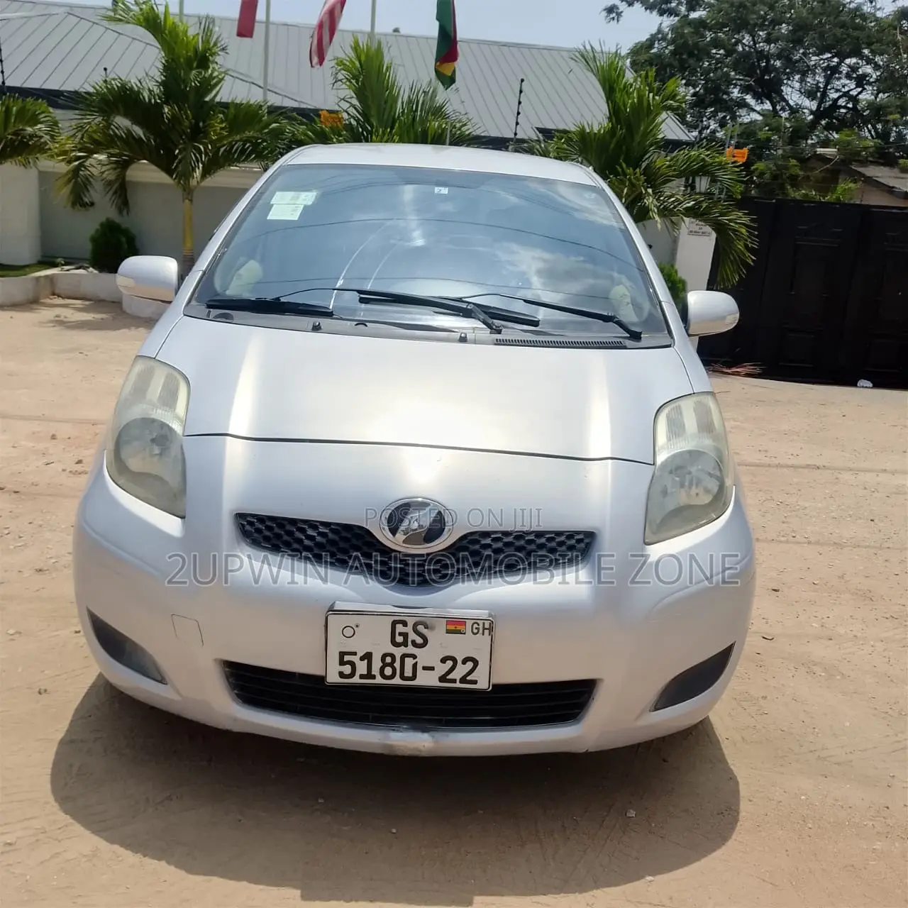 Toyota Vitz 2010 Silver