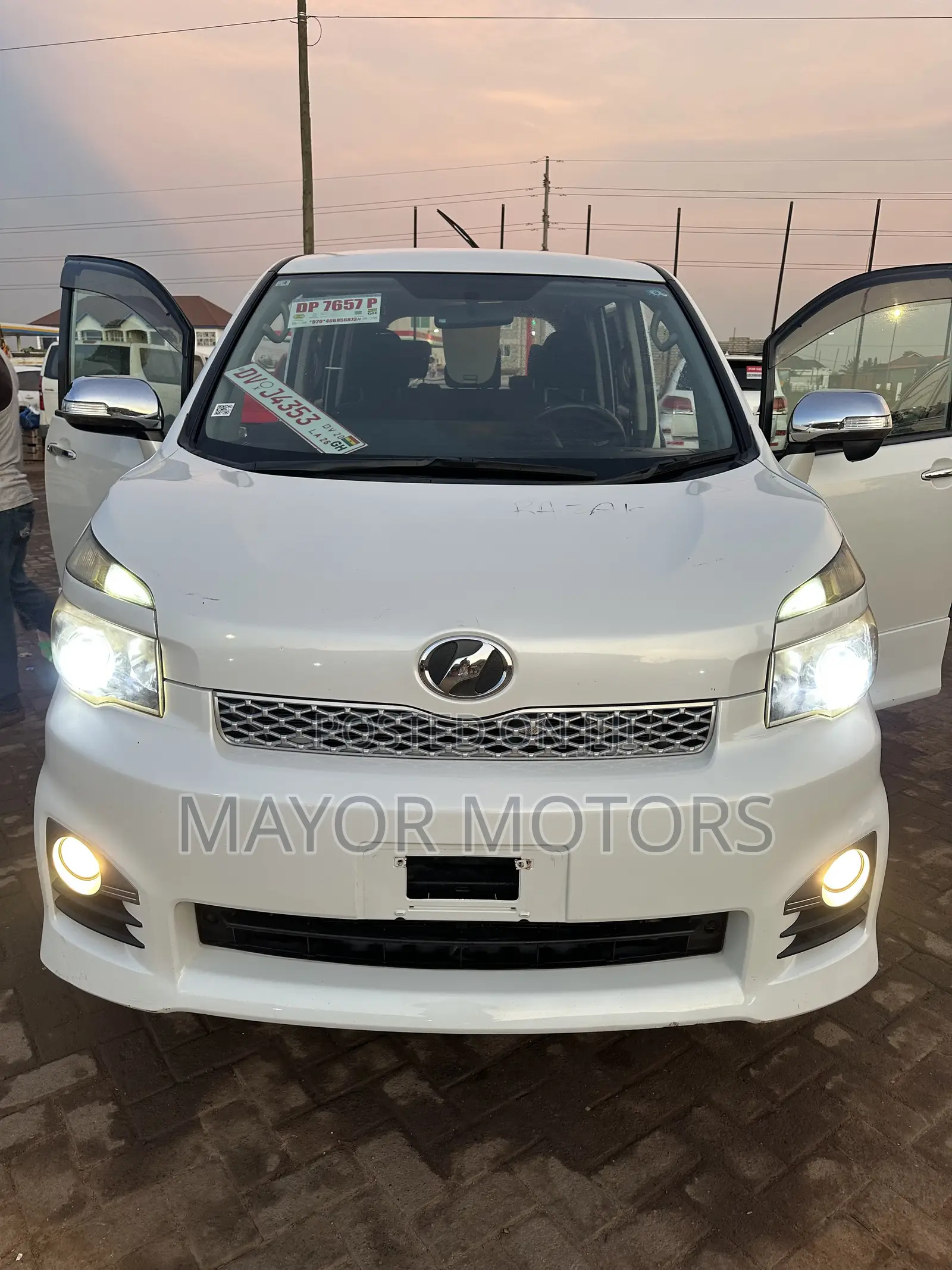 Toyota Voxy X L Edition 2WD 8-Seater 2013 White