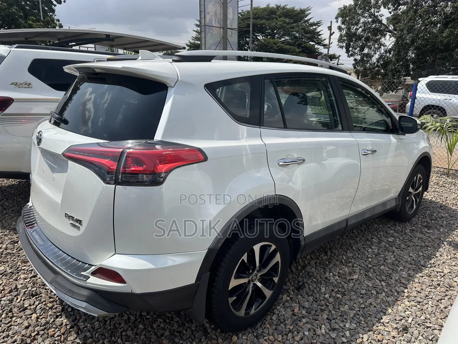 Toyota RAV4 Limited FWD (2.5L 4cyl 6A) 2017 White