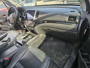 Honda Pilot Touring 4dr SUV 4WD (3.5L 6cyl 9A) 2016 Black