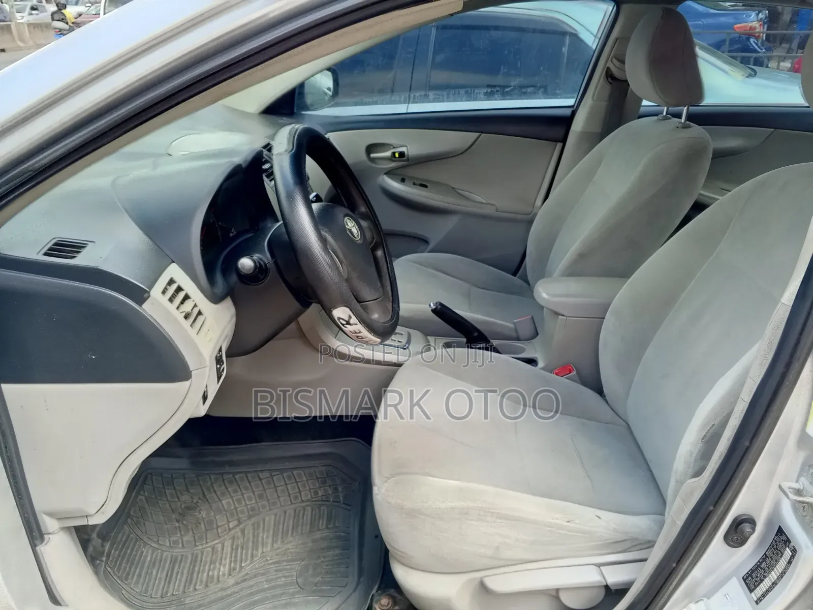 Toyota Corolla LE 4dr Sedan (1.8L 4cyl 4A) 2013 Silver